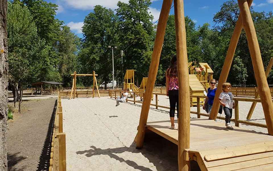 Parque infantil en Burgos : iPlay Urban Design