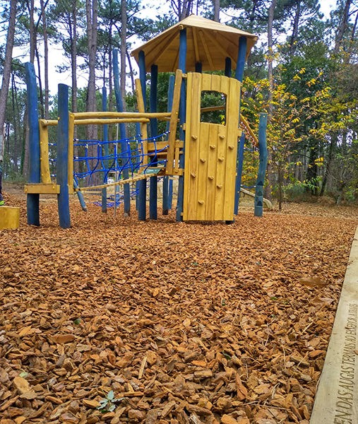 Parque infantil 75 x 100 con patas de madera + Revestimiento